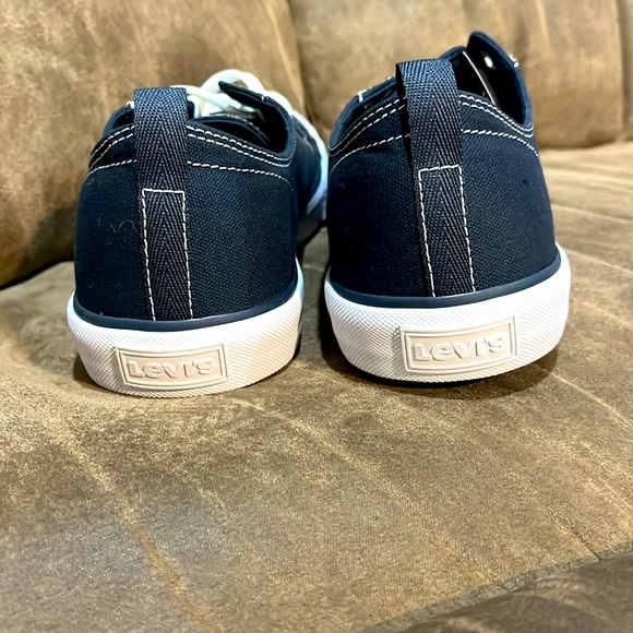Selling men’s Levi’s shoes that are a size 10.5 - Picture 3 of 5